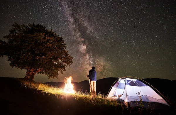 Caminhante Feminina Ativa Desfrutando Vista Incrível Céu Noturno Cheio Estrelas — Fotografia de Stock