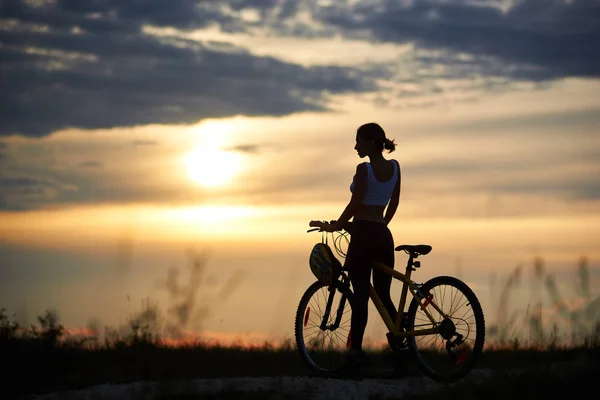 Silhouette Sporty Cyclist Wearing Sportswear Posing Her Bicycle Trail Slender — Stock Photo, Image