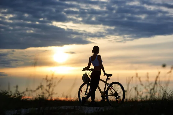 Silhouette Sporty Cyclist Wearing Sportswear Standing Her Bicycle Trail View — Stock Photo, Image