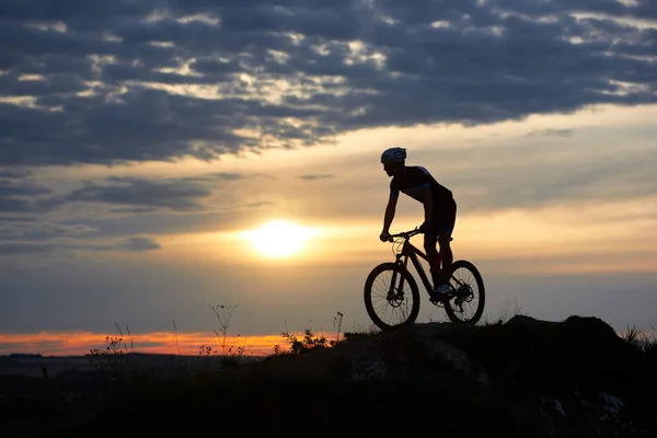 Silhouette Eines Männlichen Radfahrers Mit Helm Und Sportkleidung Auf Einem — Stockfoto