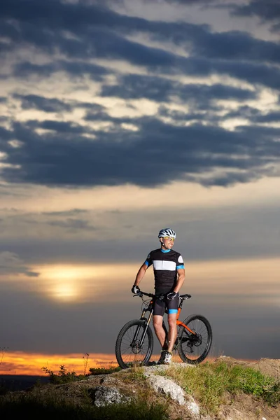 Θέα Όμορφος Και Ισχυρό Άνδρα Χαμογελαστός Και Στέκεται Κοντά Ποδήλατο — Φωτογραφία Αρχείου