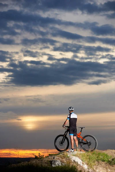 Rückansicht Eines Athletischen Mannes Mit Fahrrad Der Den Abendhimmel Und — Stockfoto