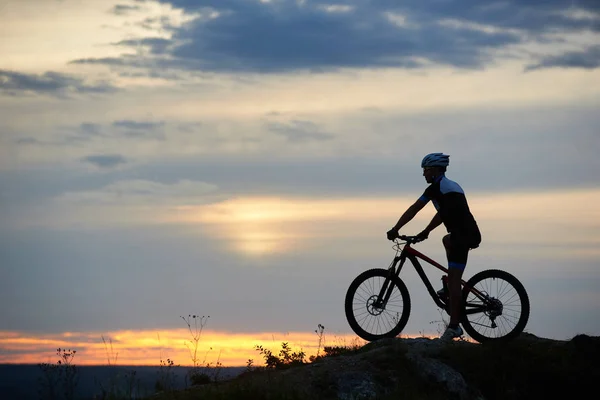晚间天空下的新鲜空气中的运动和娱乐活动 隐身自行车骑自行车和骑自行车在黄昏 活跃的人摆姿势和穿着运动服和头盔 — 图库照片
