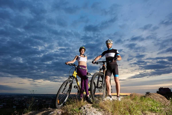 Zwei Positive Radfahrer Die Hände Lenker Ihrer Fahrräder Halten Die — Stockfoto