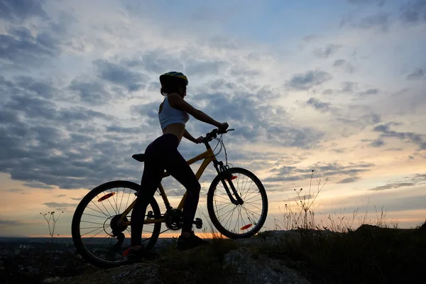 Weergave Van Positieve Mooie Vrouw Top Helm Poseren Met Fiets — Stockfoto