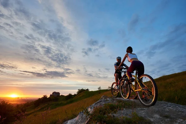 Rückansicht Einer Sportlichen Frau Die Auf Dem Fahrrad Sitzt Und — Stockfoto