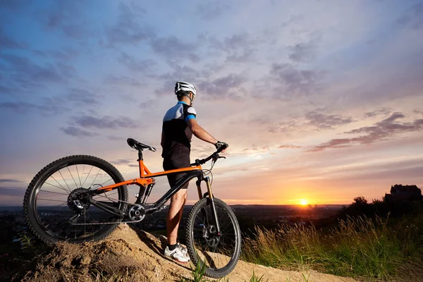 Vista Trasera Tipo Con Una Bicicleta Montaña Pie Una Colina —  Fotos de Stock