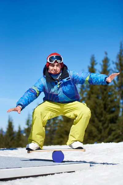 Snowboarder Mann Mit Brille Und Helm Fährt Snowboard Schnell Den — Stockfoto