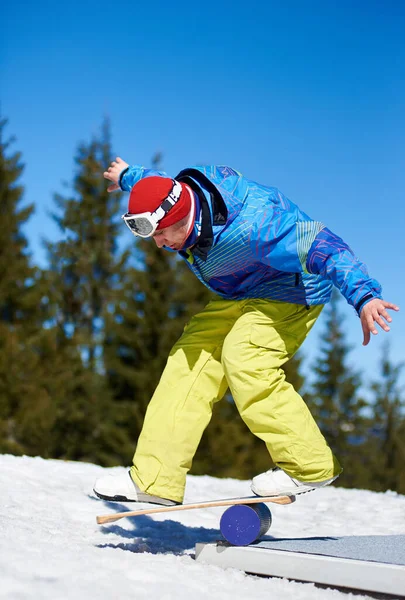 Homem Snowboarder Óculos Capacete Equitação Snowboard Rápido Para Baixo Inclinação — Fotografia de Stock