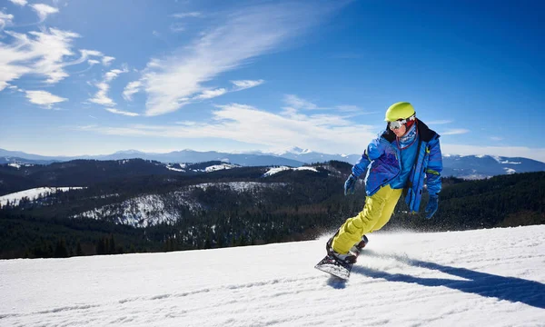 Snowboarder Mann Mit Brille Helm Und Warmer Heller Kleidung Beim — Stockfoto