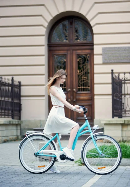 Chica Encantadora Vestido Ligero Zapatillas Deporte Una Bicicleta Retro Azul — Foto de Stock