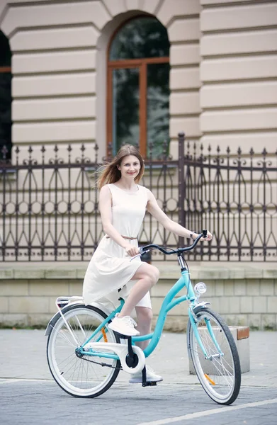 드레스를 스니커즈를 자전거를 아름다운 — 스톡 사진