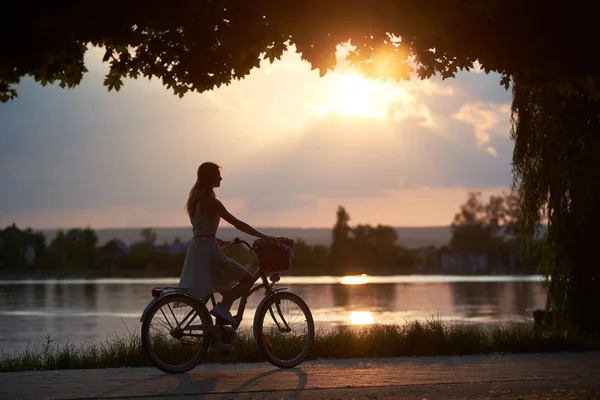 Young Woman Rides Vintage Bicycle Basket Road River Sunset — Stock Photo, Image