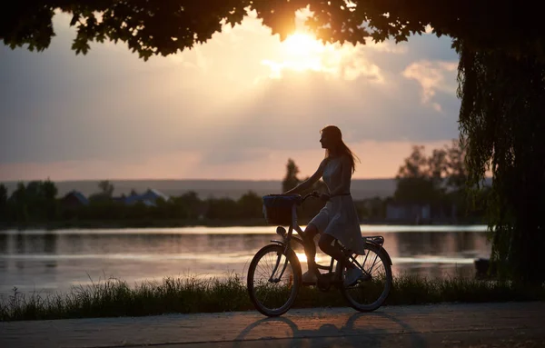 Happy Woman Riding Retro Bike Basket Road Lake Sunset — Stock Photo, Image