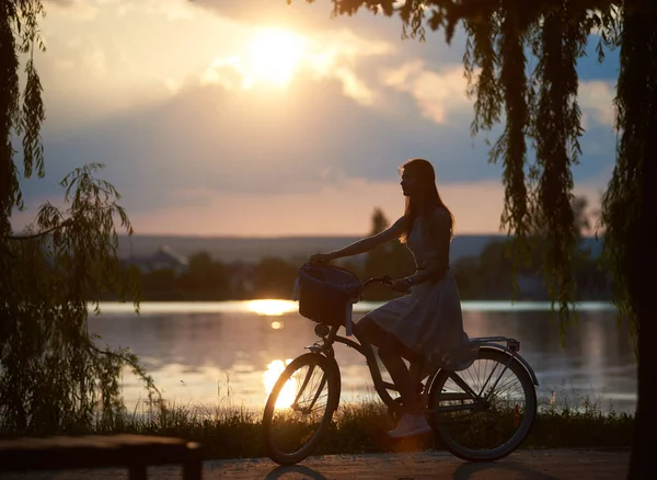 Happy Woman Riding Retro Bike Basket Road Lake Sunset — Stock Photo, Image