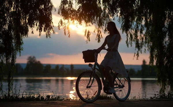 Mujer Feliz Montando Una Bicicleta Retro Con Una Cesta Carretera — Foto de Stock