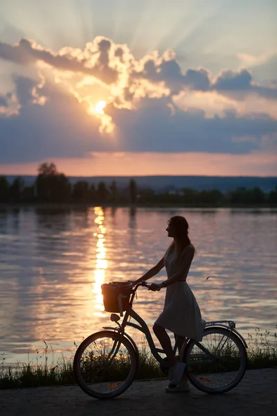 Silhouette Pretty Woman Riding Bicycle Lake Beautiful Sunset Purple Horizon — Stock Photo, Image