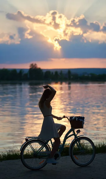 Silhouette Pretty Woman Riding Bicycle Lake Beautiful Sunset Purple Horizon — Stock Photo, Image