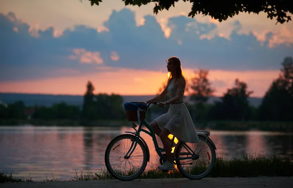 Ρομαντικό Κορίτσι Ποδήλατο Κρατώντας Πόδι Της Ένα Πεντάλ Βλέποντας Μωβ — Φωτογραφία Αρχείου