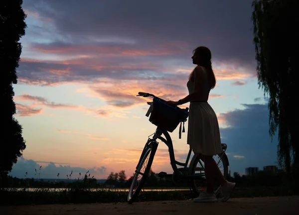 Woman Light Dress Retro Bike Sky Sunset — Stock Photo, Image