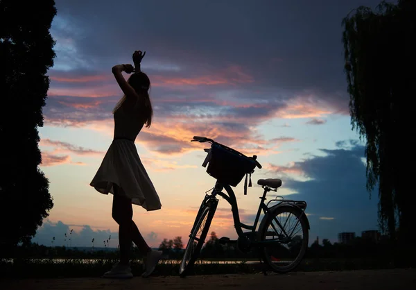 Maiden Light Dress Spins Sky Sunset Vintage Bicycle Basket — Stock Photo, Image