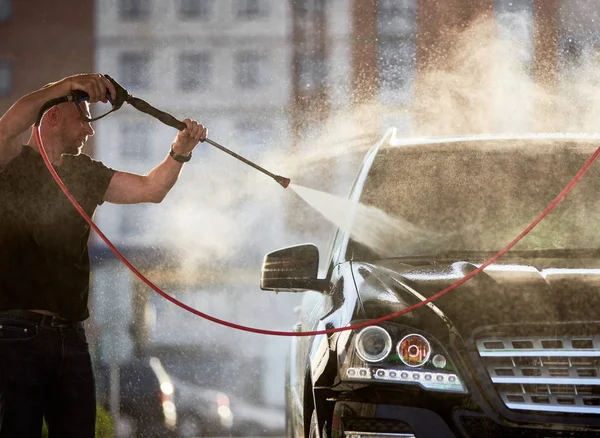 Vista Lateral Homem Limpando Seu Carro Preto Livre Água Está — Fotografia de Stock