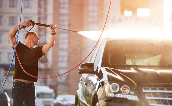 Vista Perto Homem Limpando Seu Carro Preto Livre Água Está — Fotografia de Stock