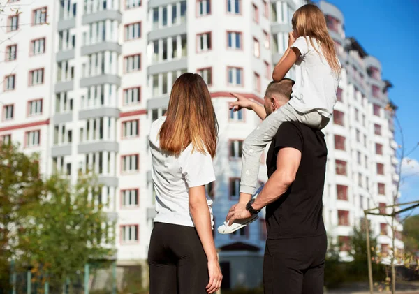 Famiglia Sportiva Tre Sono Piedi Con Spalle Alla Telecamera Guardando — Foto Stock