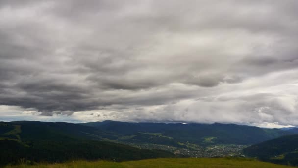 Increíbles Nubes Lluviosas Las Montañas Timelapse Hermosa Naturaleza Los Cárpatos — Vídeo de stock