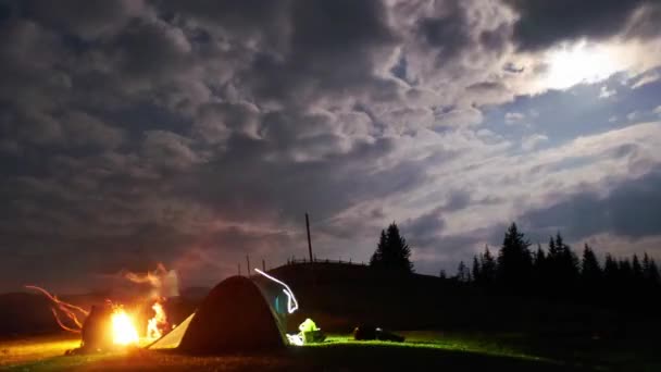 Familj Vid Brasa Camping Bergen Kvällen Tiden Går Människor Nära — Stockvideo