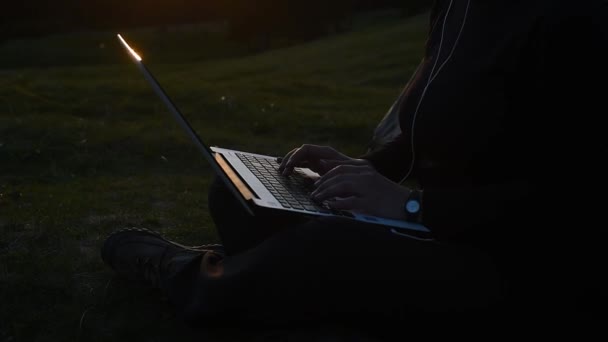 Ηλιοβασίλεμα Στα Βουνά Κυρία Κάθεται Κοντά Στη Σκηνή Φορητό Υπολογιστή — Αρχείο Βίντεο
