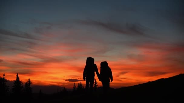 Σιλουέτα Ζευγαριού Ερωτευμένων Στο Ηλιοβασίλεμα Στα Βουνά Guy Και Κορίτσι — Αρχείο Βίντεο