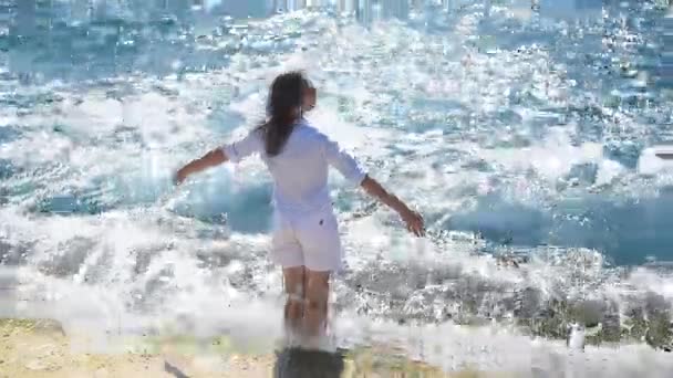 Flickan Står Vattnet Och Fångar Havsvågorna Soliga Strålar Flicka Klädd — Stockvideo