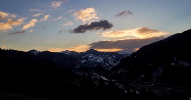 Nubes Timelapse Moviéndose Por Encima Aldea Montañosa Montañas Cubiertas Nieve — Vídeo de stock
