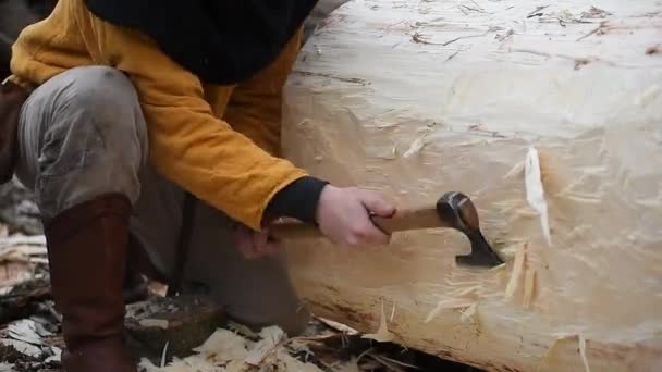 Lumberjack Debarking Schors Van Een Boom Bergen Met Handmatige Bijl — Stockvideo