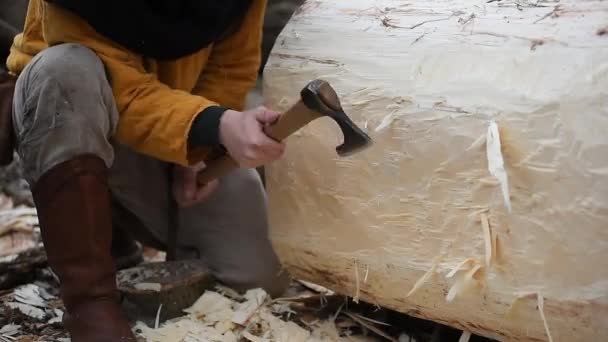 Oduncu Dağlardaki Bir Ağacın Kabuğunu Manuel Baltayla Çıkarıyor Eski Giysiler — Stok video
