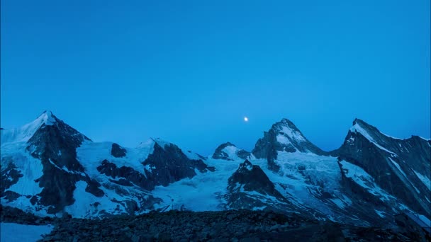 Panorama Montañas Nevadas Una Casa Madera Gente Caminando Bajo Luna — Vídeo de stock