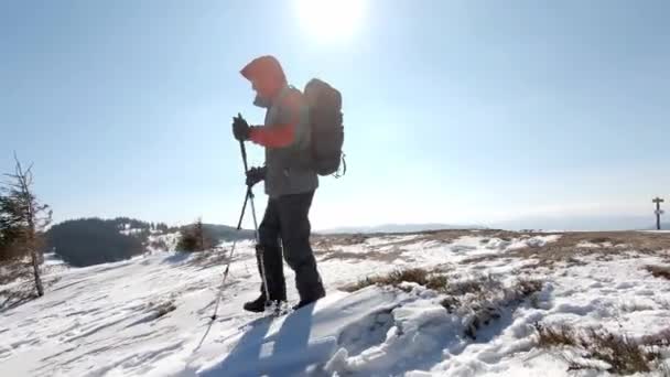 Pendaki Dengan Ransel Dan Ransel Berjalan Turun Salju Atas Bukit — Stok Video