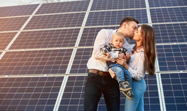 Pais Jovens Estão Beijando Frente Fonte Alternativa Energia Segurando Seu — Fotografia de Stock