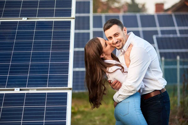 Pareja Feliz Están Abrazando Contra Fondo Una Fila Paneles Solares — Foto de Stock