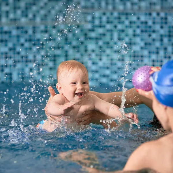 Adorable Niño Alegre Está Salpicando Agua Azul Sonriendo Tratando Alcanzar — Foto de Stock