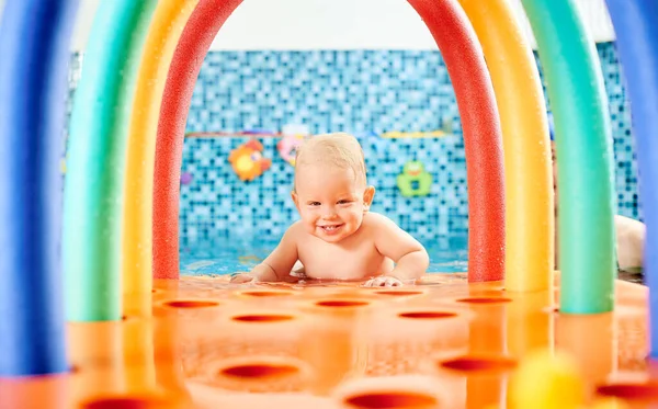 Feliz Niño Está Acostado Sobre Vientre Una Construcción Flotante Colores — Foto de Stock