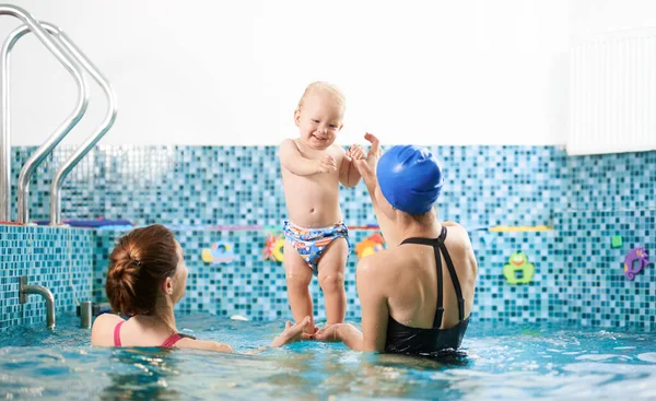 Pohled Zezadu Dvě Ženy Bazénu Které Pomáhají Malému Chlapci Udržet — Stock fotografie