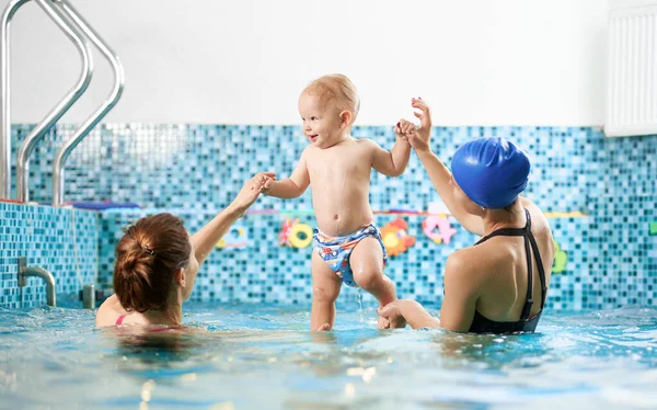 Vista Posterior Dos Mujeres Piscina Ayudando Niño Pequeño Mantener Equilibrio — Foto de Stock