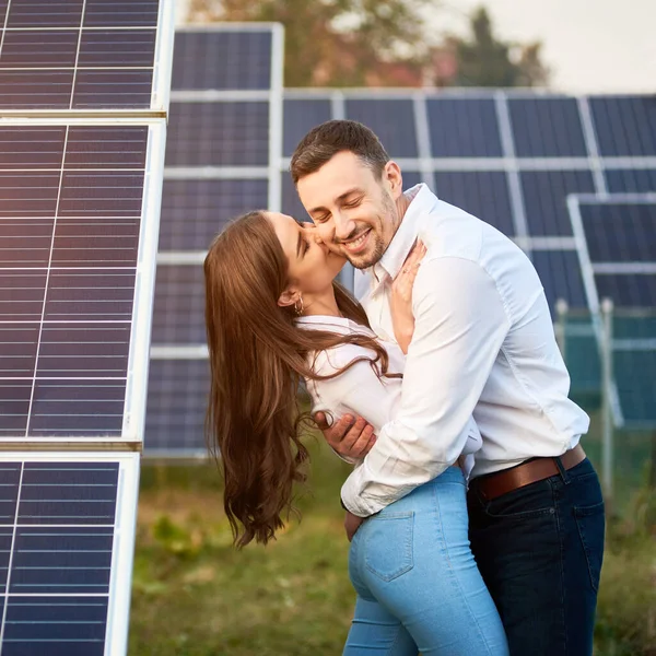 Close Tiro Jovem Casal Entre Painéis Solares Mulher Está Beijando — Fotografia de Stock