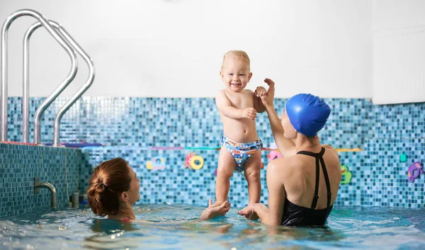 Pohled Zezadu Dvě Ženy Bazénu Které Pomáhají Malému Chlapci Udržet — Stock fotografie
