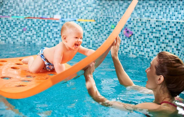 Captura Una Clase Natación Muy Alegre Juguetona Con Instructor Alegre — Foto de Stock