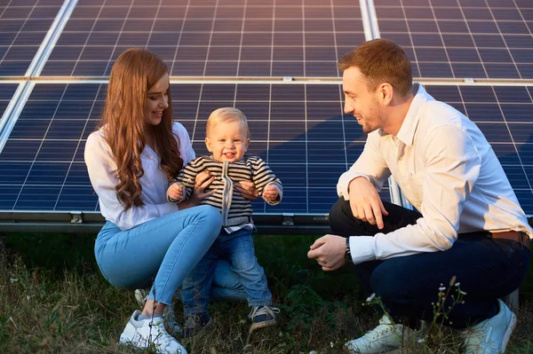 Νεαρή Τριμελής Οικογένεια Σκύβει Κοντά Φωτοβολταϊκά Ηλιακά Πάνελ Μικρό Αγόρι — Φωτογραφία Αρχείου