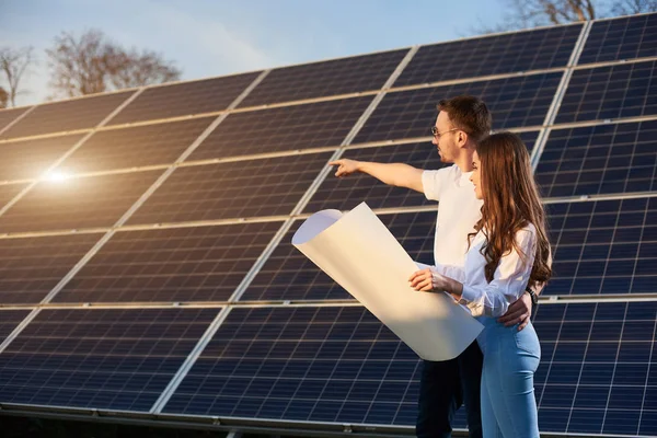 Young Family Standing Plan Hands Watching How Solar Panels Charging — 스톡 사진