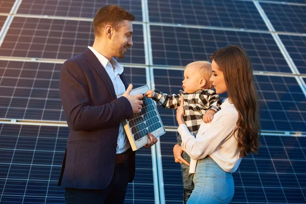 Alegre Niño Sus Brazos Madre Examina Batería Solar Que Papá — Foto de Stock